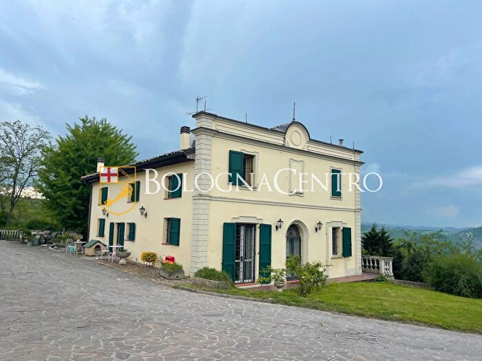 Casa con 17 locali in vendita in Via Montecalvo, Pianoro