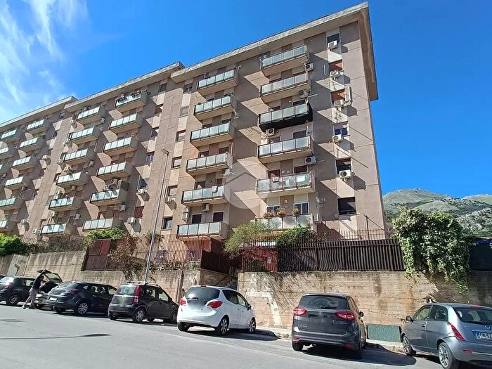 Appartamento con 5 locali in vendita in Appartamento Via Bronte, Palermo