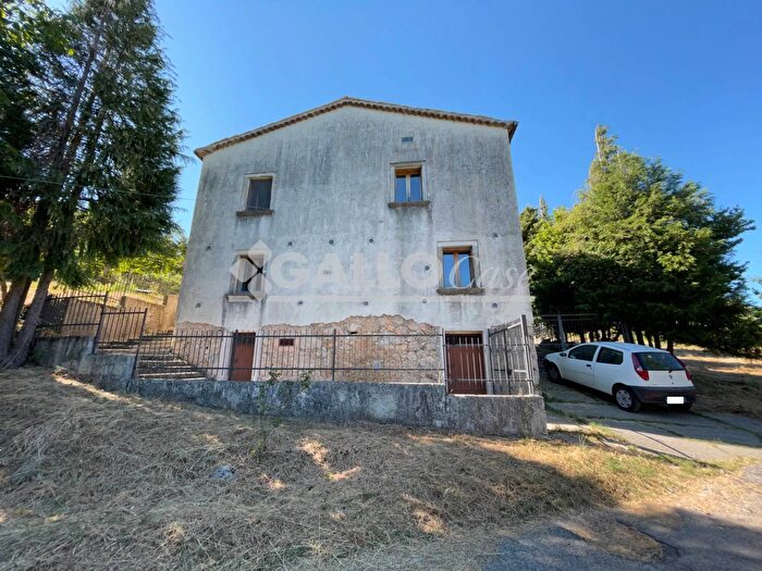 Casa con 8 locali in vendita in Mendicino