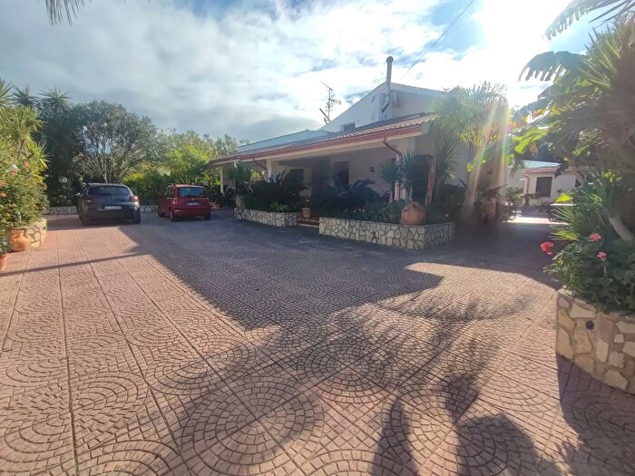 Casa con 9 locali in vendita in Carini