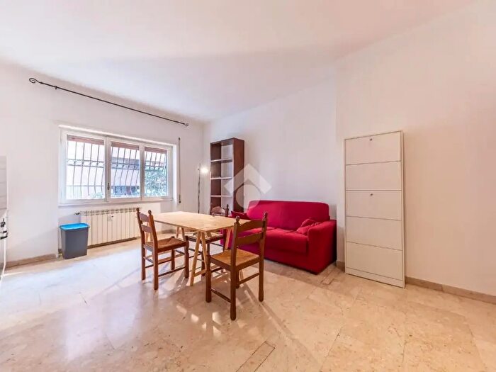 Appartamento trilocale in vendita in Via Carlo Pascal, Roma
