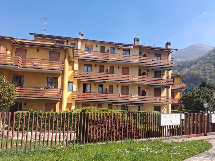 Appartamento trilocale in affitto in Viale Giuseppe Verdi, Centro, Carenno