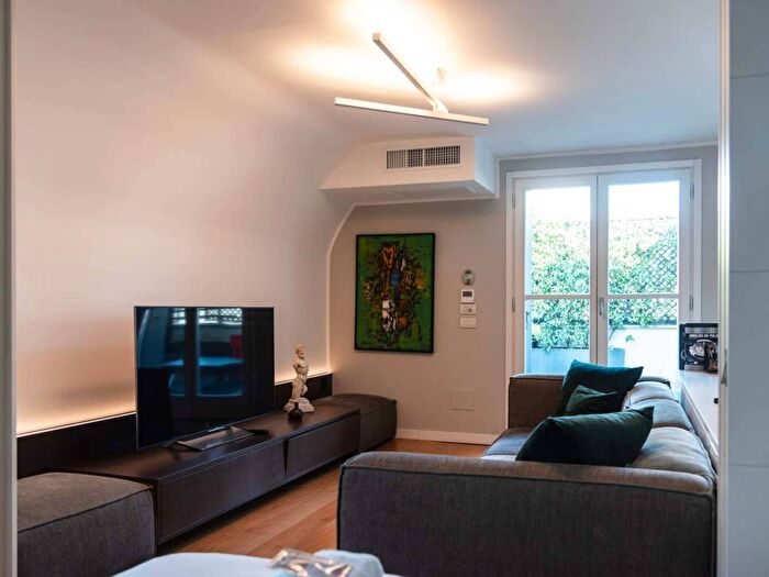 Appartamento trilocale in affitto in Via Tommaso da Cazzaniga, Moscova, Milano