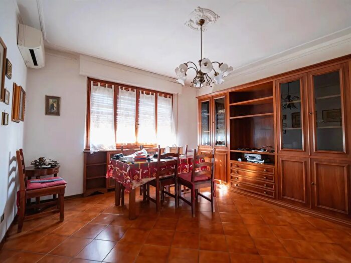 Appartamento con 5 locali in vendita in Via Lorenzo Valla, Prato