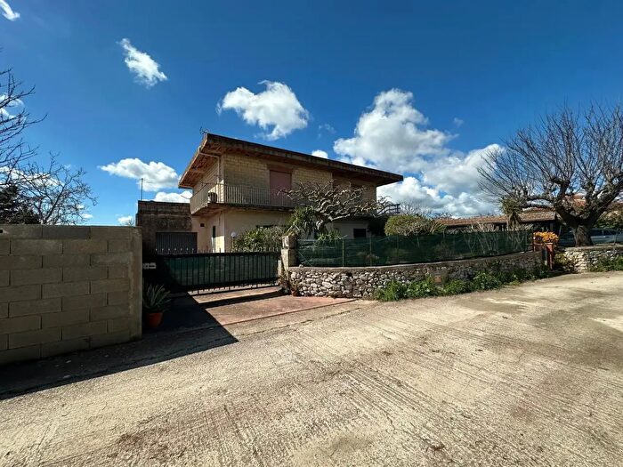 Casa con 8 locali in vendita in Via Vanella Bis, Modica