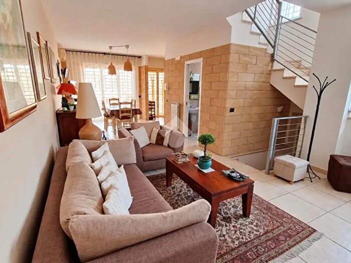 Casa con 6 locali in vendita in Via Giuseppe Volpe, Bari