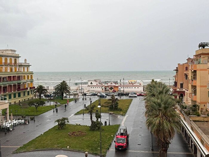 Appartamento trilocale in affitto in Piazza Anco Marzio, Ostia Levante, Roma