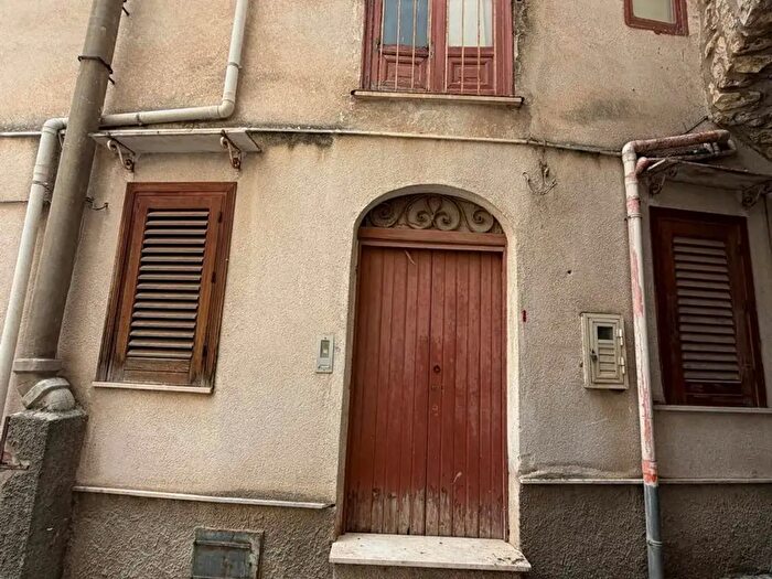 Casa con 7 locali in vendita in Bisacquino