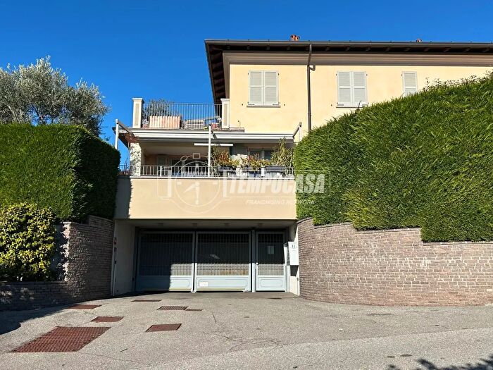 Appartamento trilocale in vendita in Via Corinto, Cantu'