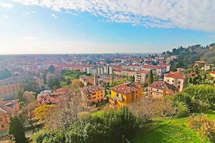 Casa con 10 locali in vendita in Bergamo