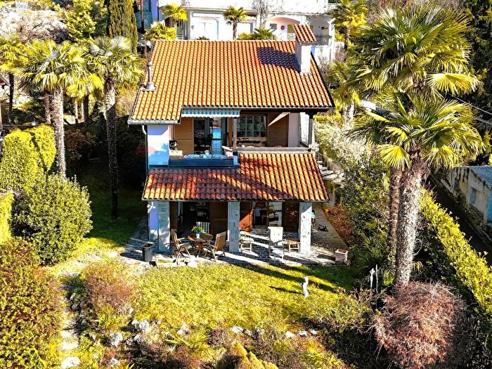 Casa con 6 locali in vendita in Via Marconi a, Agra