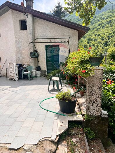 Casa con 5 locali in vendita in Località Scaruggia Snc, Varese Ligure