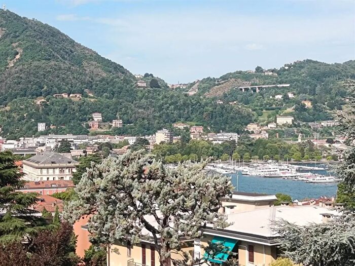 Appartamento con 5 locali in vendita in Como