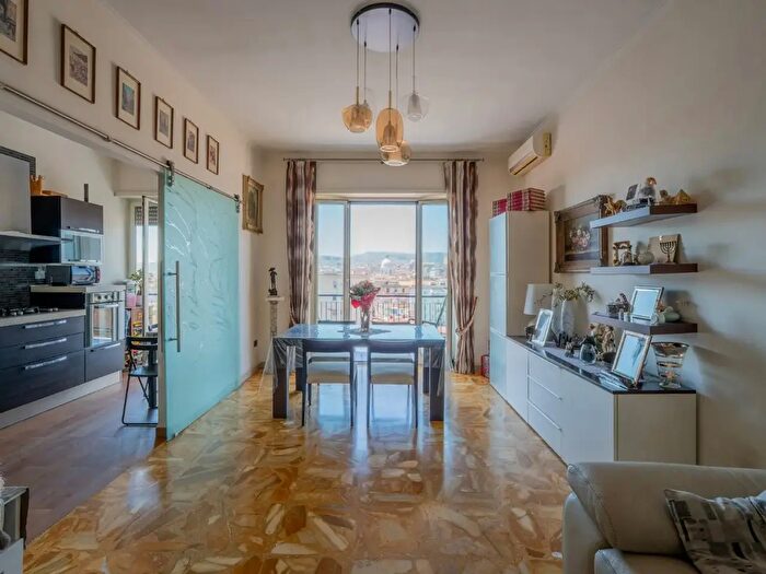 Appartamento trilocale in vendita in Via San Cosmo Fuori Porta Nolana d, Napoli