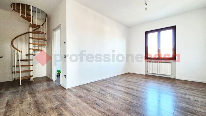 Appartamento quadrilocale in vendita in Via Giuseppe Garibaldi, Renate