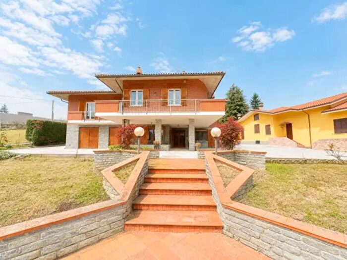 Casa con 6 locali in vendita in Corso Canale, Alba