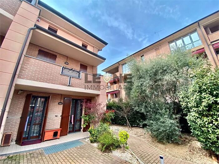 Casa con 8 locali in vendita in Marano Sul Panaro