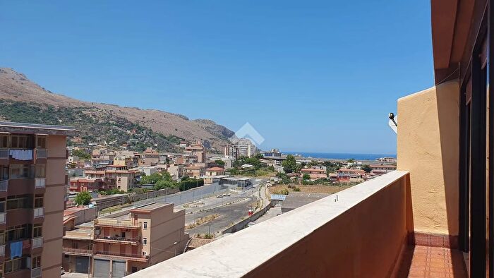 Appartamento trilocale in vendita in Via Partanna Mondello, Palermo