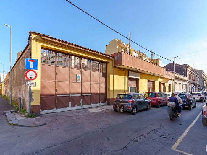 Casa con 11 locali in vendita in Via Principe Nicola, Catania