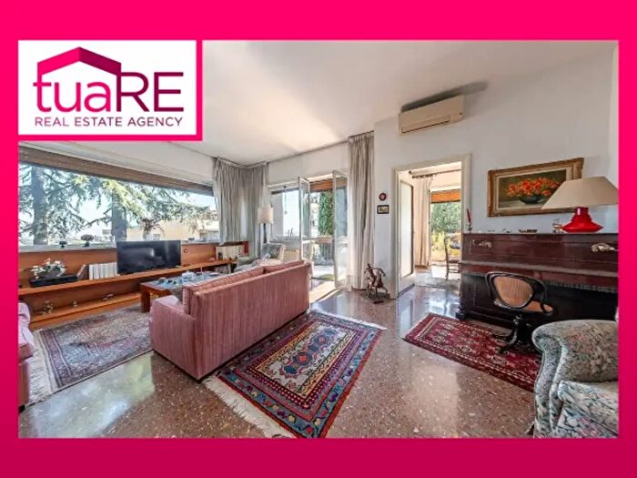 Appartamento con 6 locali in vendita in Via Giuseppe Vaccari, Roma