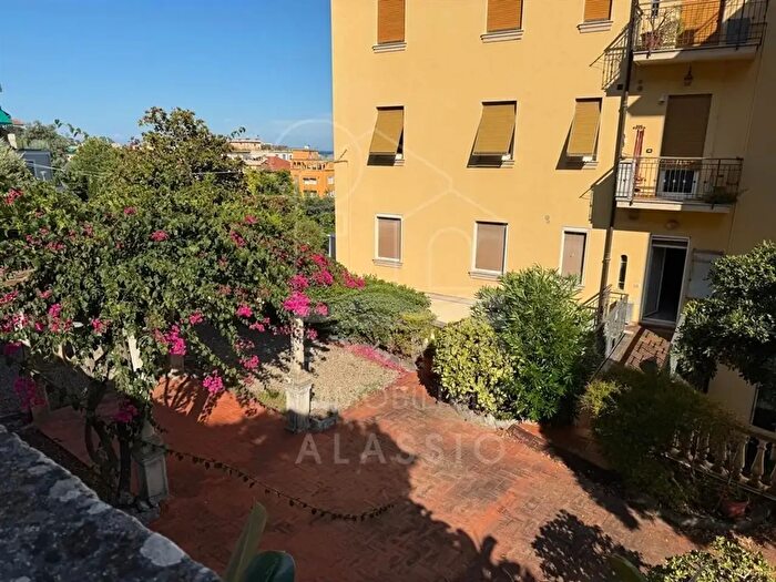 Appartamento con 9 locali in vendita in Alassio