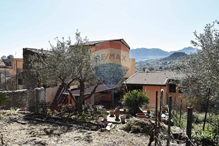 Casa con 6 locali in vendita in Via Provinciale, Monreale