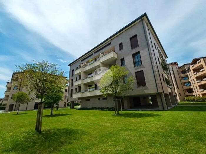 Appartamento quadrilocale in vendita in Via Bazzana Inferiore, Assago