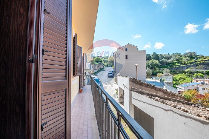 Casa con 7 locali in vendita in Via Cola di Rienzo, Melilli