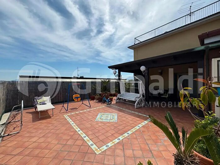 Appartamento con 5 locali in vendita in Via Kennedy, Grumo Nevano