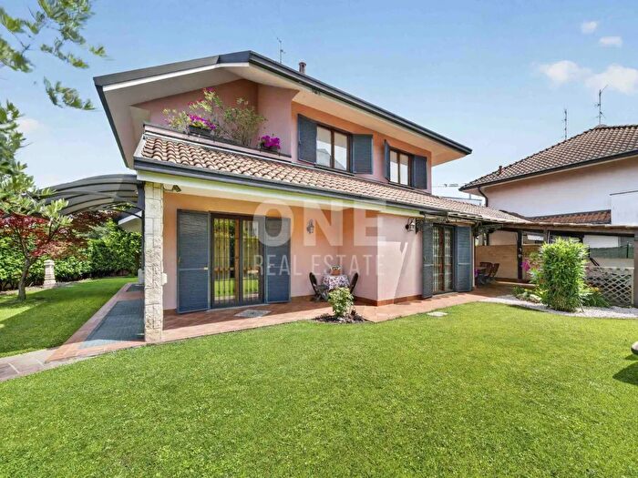 Casa con 10 locali in vendita in Via Edison, Villasanta