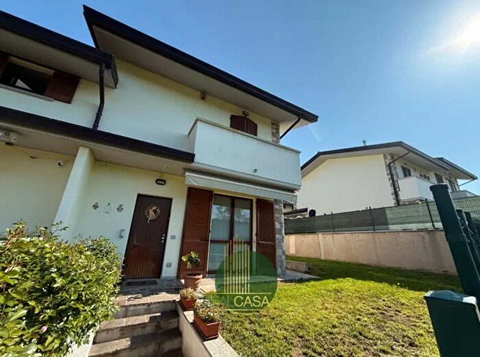 Casa trilocale in vendita in Via Olimpica Lipomo Como Lombardia Italia, Lipomo