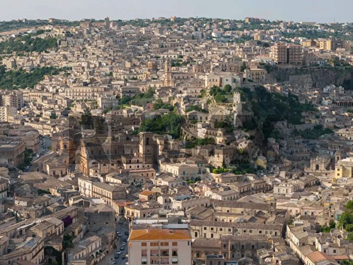 Appartamento con 10 locali in vendita in Viale Medaglie d'Oro, Modica