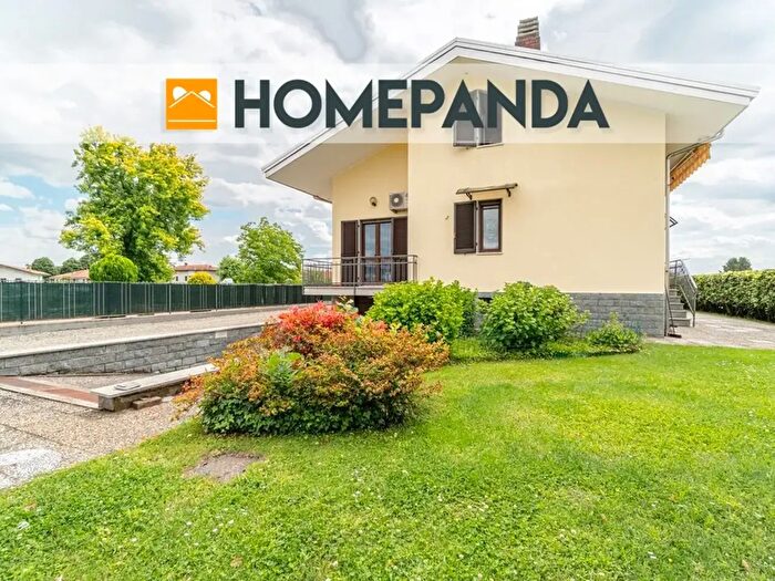Casa con 10 locali in vendita in Via Strambino, Strambino