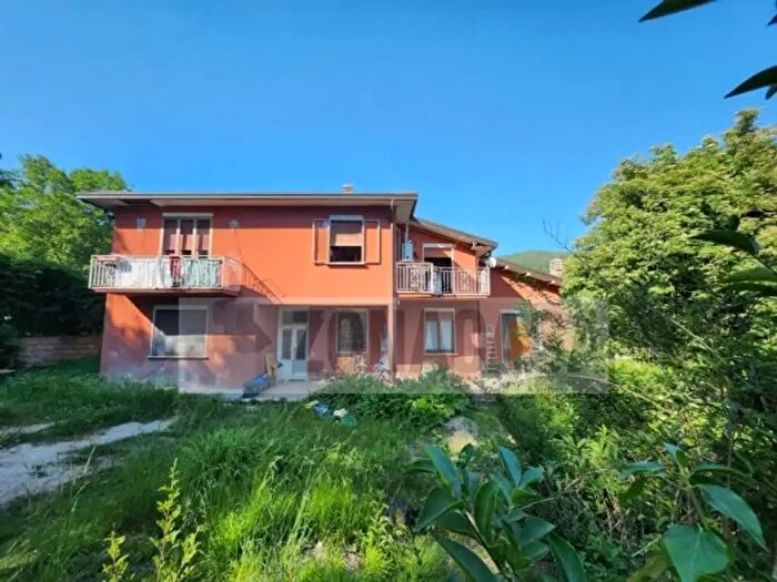 Appartamento quadrilocale in vendita in Via dei Cardi, Varese