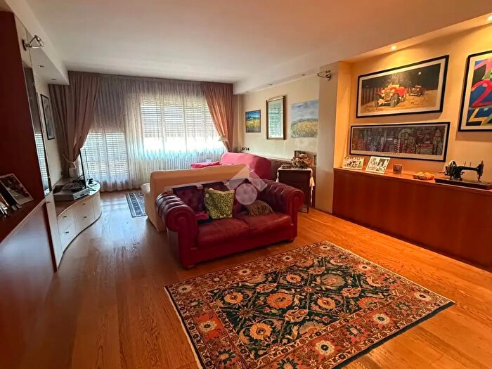 Appartamento con 8 locali in vendita in Via Giorgio Vasari, Verona