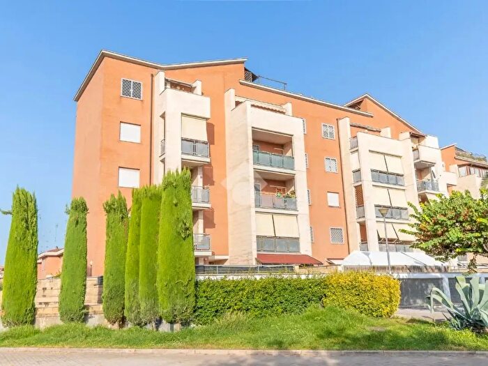 Appartamento trilocale in vendita in Via Guglielmo Iozzia, Roma