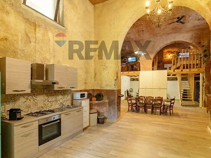 Casa con 7 locali in vendita in Via Scalilla, Mascalucia