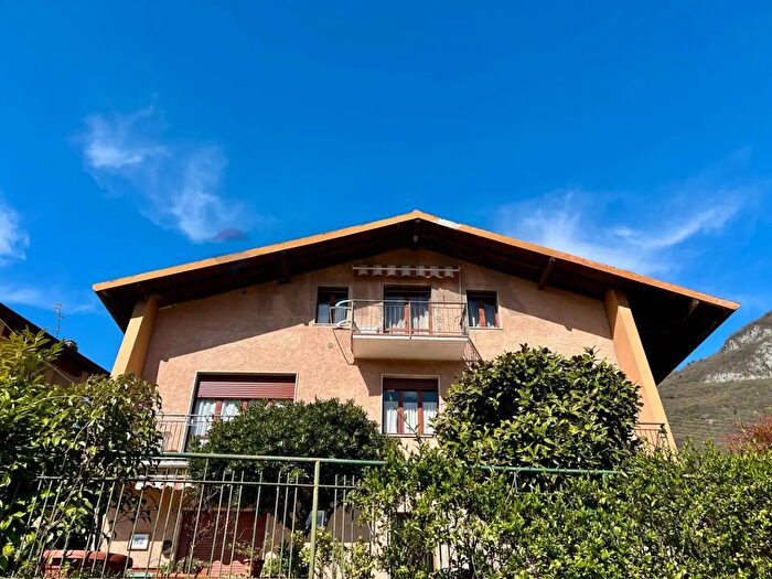 Casa con 8 locali in vendita in Costa Volpino