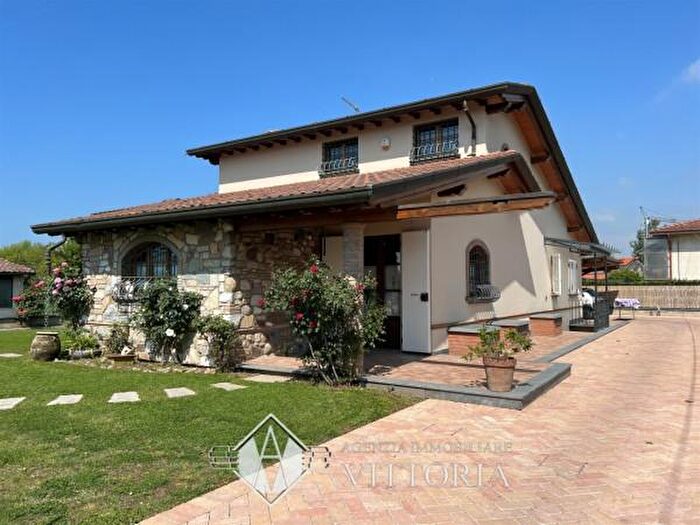 Casa con 6 locali in vendita in Pietrasanta