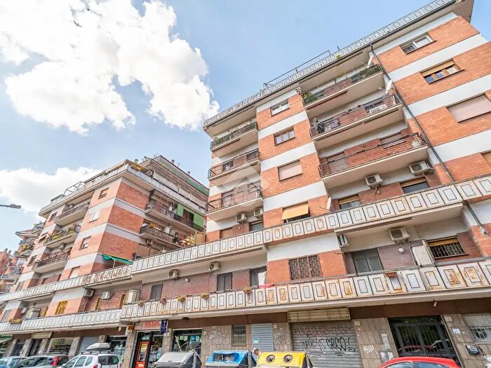 Appartamento quadrilocale in vendita in Via Pisino, Roma