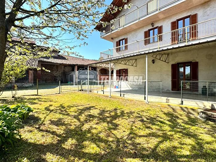 Casa con 8 locali in vendita in Via Umberto I, Perosa Canavese