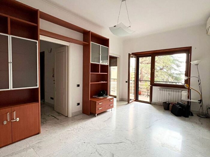 Appartamento bilocale in affitto in Via Simone Martini, Tintoretto, Roma