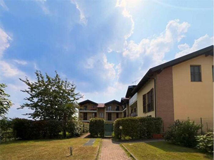 Appartamento trilocale in vendita in Via Trento, Varano Borghi