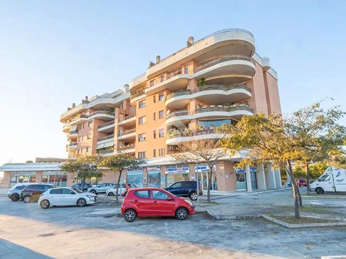 Casa con 5 locali in affitto in Via Giacomo Peroni, Roma