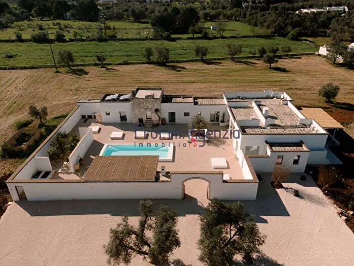 Casa con 9 locali in vendita in Carovigno