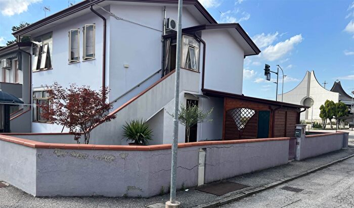 Appartamento con 5 locali in vendita in Via Parri Ferruccio, Adria