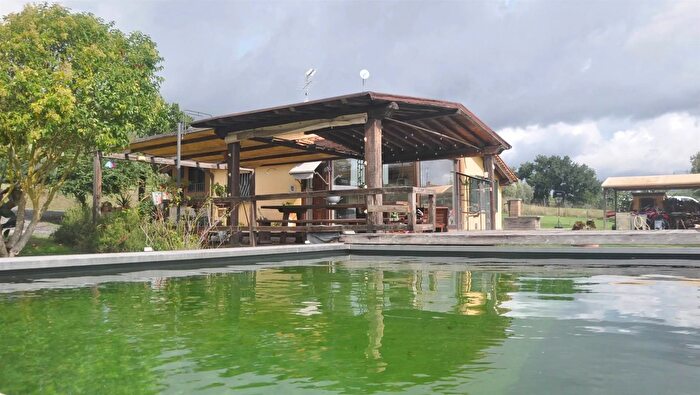 Casa con 10 locali in vendita in Castellina Marittima