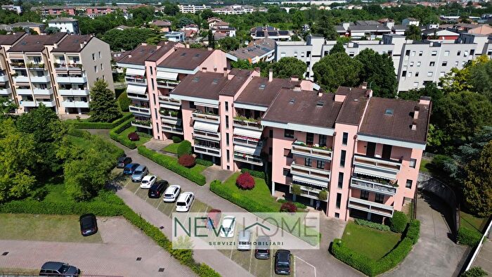 Appartamento con 5 locali in vendita in Via Brunoro della Scala, Verona