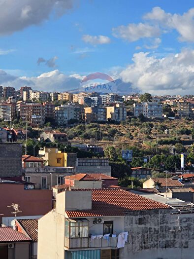 Appartamento con 5 locali in vendita in Via Maria Gianni, Catania