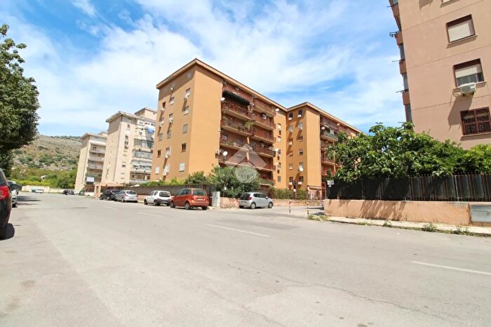 Appartamento trilocale in vendita in Via Scaglione Pietro, Palermo